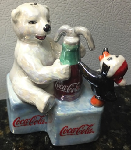 04556-1 € 12,50 coca cola ornament porselein ijsbeer met pingiuin.jpeg